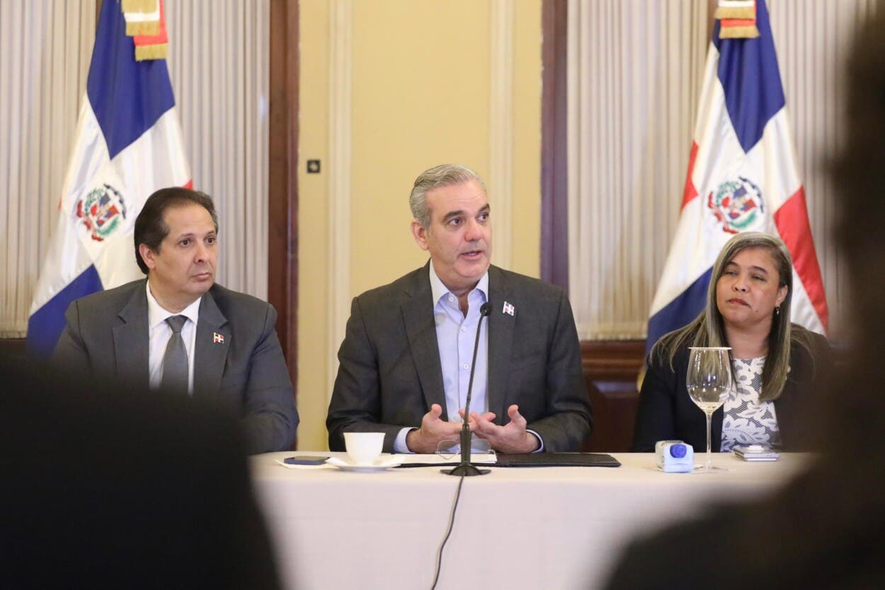Gobierno rinde homenaje a médicos forenses por labor en tragedia Jet Set