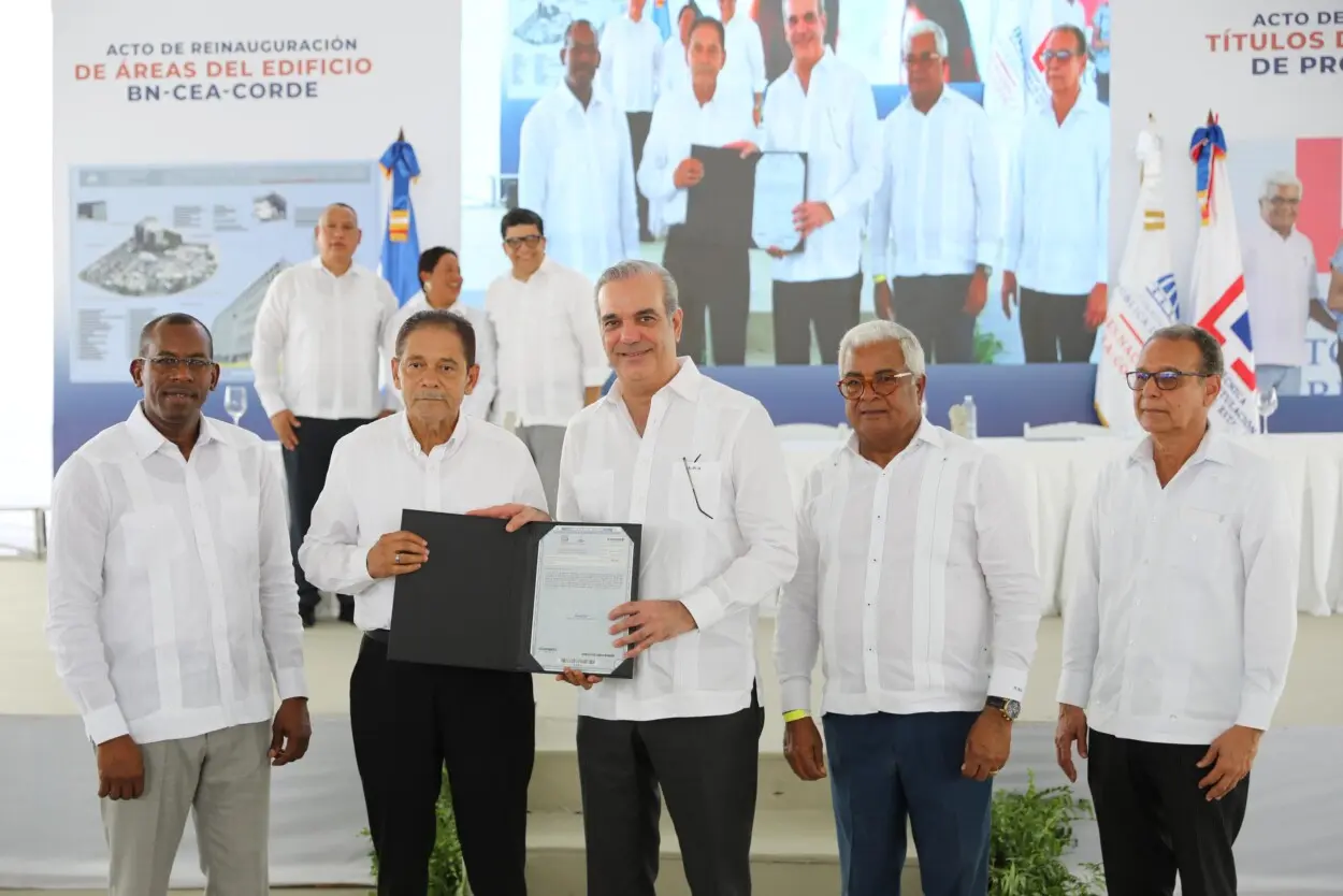 Más de 800 familias de Santo Domingo reciben títulos de propiedad
