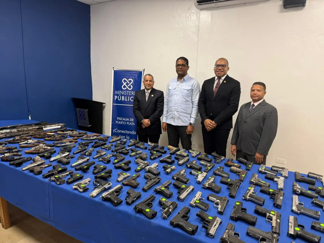 Fiscalía Puerto Plata entrega armas incautadas en la provincia