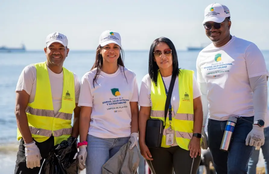 Grupo Corripio recolecta más de 1,200 libras de residuos en jornada de limpieza de playa