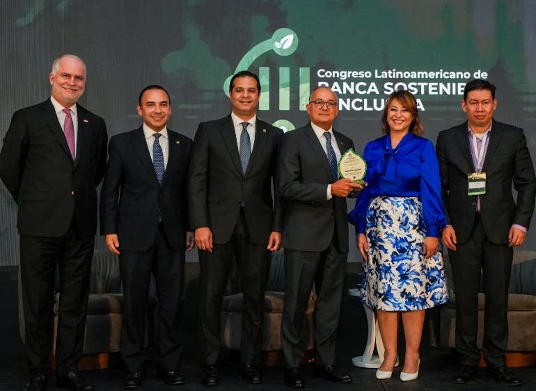 Popular recibe premio por bono verde emitido