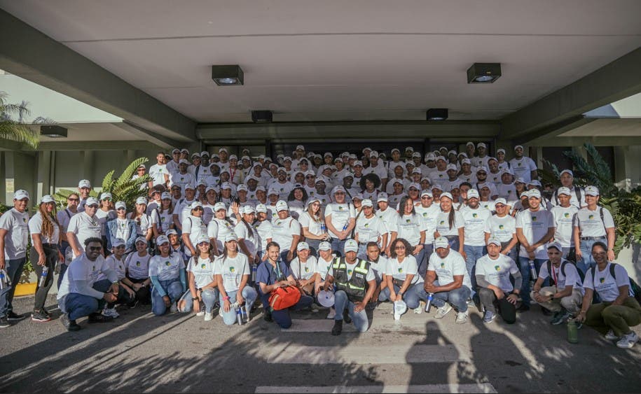 Grupo Corripio recolecta más de 1,200 libras de residuos en jornada de limpieza de playa 