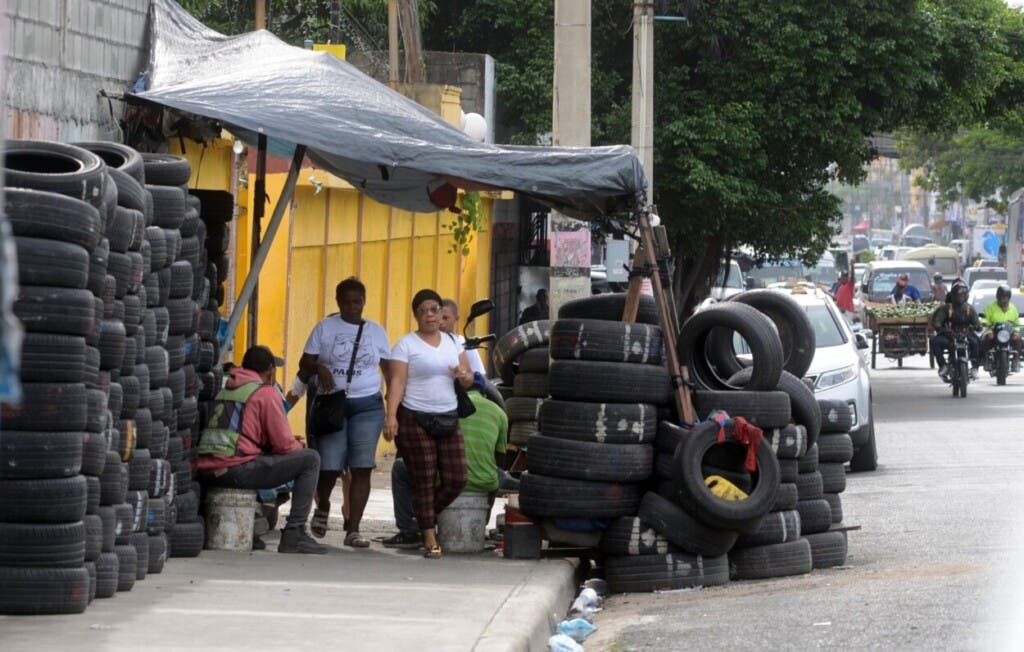 Al caminar o transitar por las vías de algunos barrio del Gran Santo Domingo, es común ver decenas neumáticos fuera de uso amontonados o tirados en calles y aceras por las gomeras o los gomeros, produciendo contaminación visual y obstaculizando el tránsito de las personas como lo muestra esta fotografía tomada esta mañana en la avenida Nicolás de Ovando./Foto Jorge González