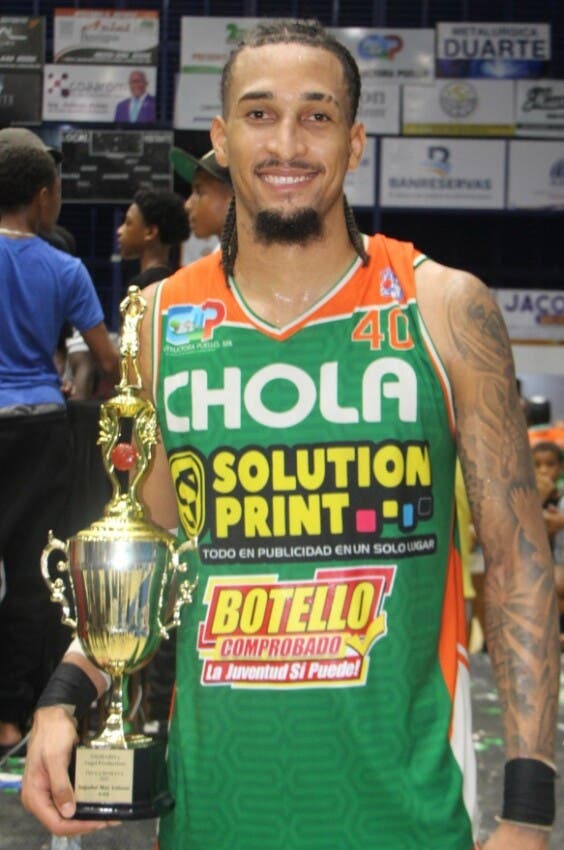 Jean Quezada con el trofeo del Más Valioso