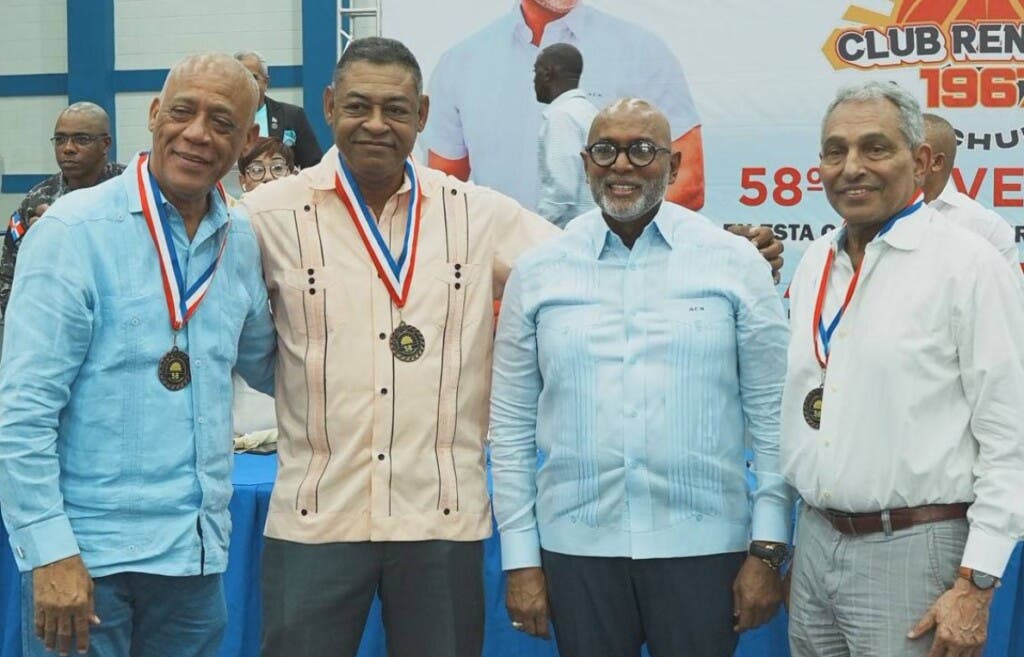 Ángel de la Cruz junto a los inmortales José -Boyón- Domínguez, Víctor Hansen y Manolo Prince, quienes recibieron una medalla al mérito por su apoyo al deporte.