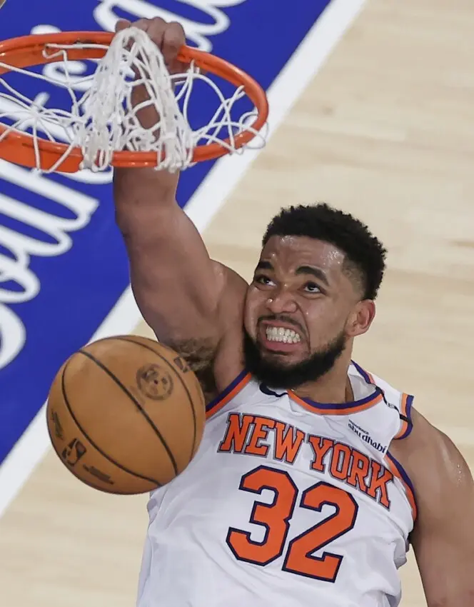Towns lucha contra el dolor y cumple