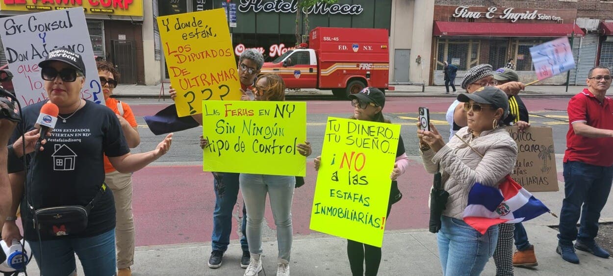 Acción Rápida piquetea en NYC Feria Inmobiliaria