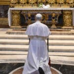 El papa León XIV reza ante la tumba de Francisco