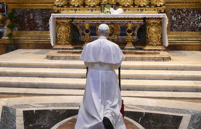 El papa León XIV reza ante la tumba de Francisco