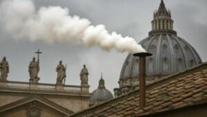 Fumata blanca y campanas del Vaticano anuncian se ha elegido a un nuevo papa