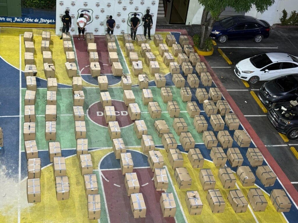 Parte de las cajas en las cuales se encontraban los 3,004 paquetes de marihuana incautados ayer en el puerto de Haina Oriental.