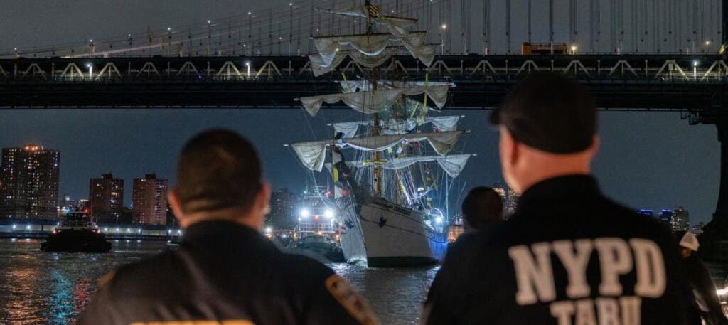 El accidente ha dejado al menos dos muertos y 19 heridos por choque del buque escuela mexicano Cuauhtémoc contra el puente de Brooklyn