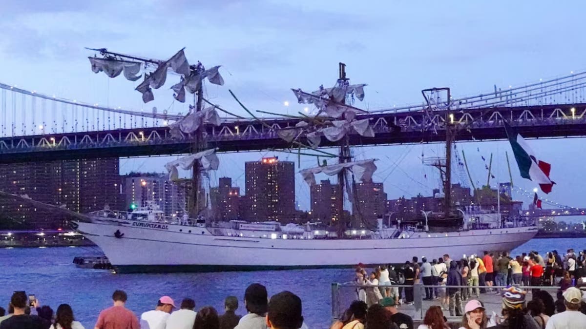 Fallecen 2 tripulantes tras choque de buque contra puente de Brooklyn