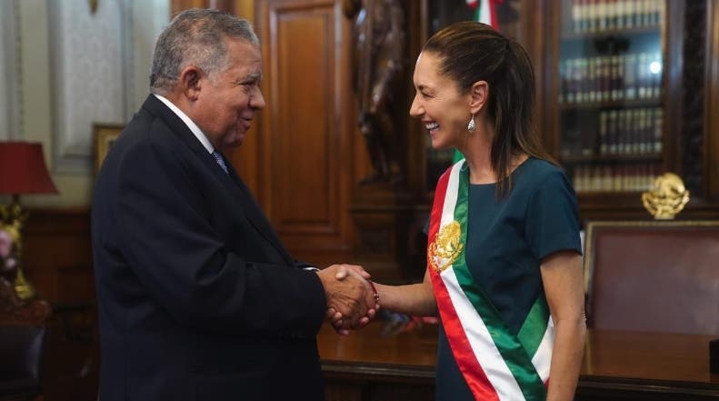 Juan Bolívar presenta credenciales México