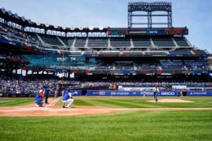 Defensor del Pueblo lanza primera bola en partido Mets de Nueva York