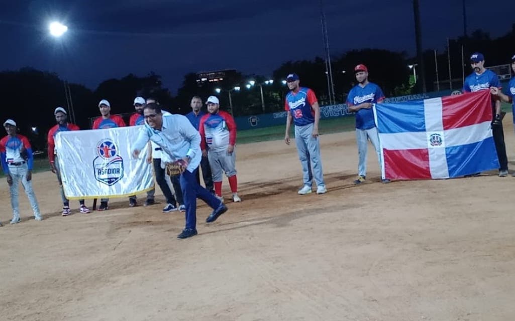 El licenciado Carlos Ogando, viceministro de Armas de Interior y Policía, lanza la primera bola previo al encuentro entre el equipo de su institución y el Ministerio de Hacienda, el 28 de mayo del 2025. (Fuente externa).