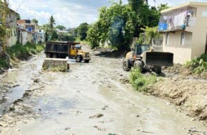 Alcaldía Puerto Plata limpia cañadas en barrios