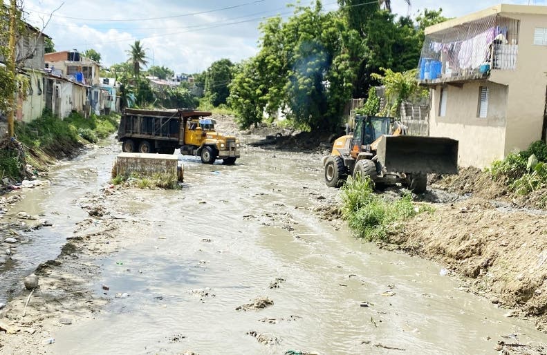 Alcaldía Puerto Plata limpia cañadas en barrios
