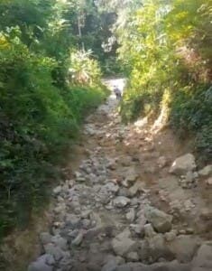 Reclaman arreglo de camino vecinal