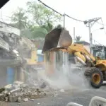 Obras Públicas desaloja familias ocupaban área de riesgo debajo puente de la 17, en reparación