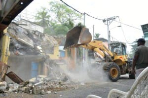 Obras Públicas desaloja familias ocupaban área de riesgo debajo puente de la 17, en reparación