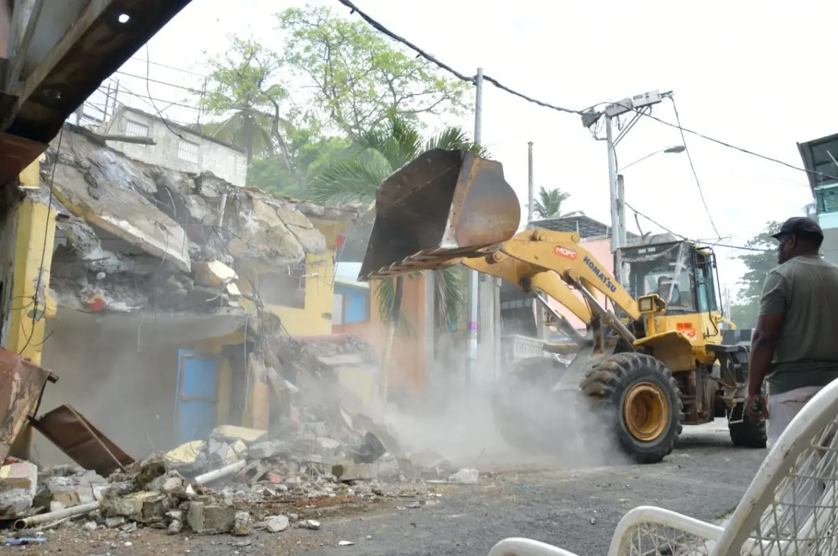 Obras Públicas desaloja familias ocupaban área de riesgo debajo puente de la 17, en reparación