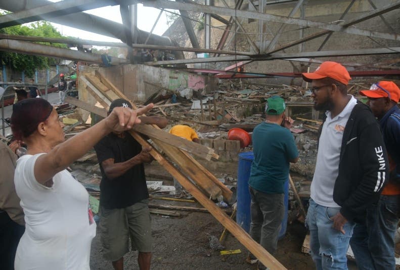 Algunos aprovechan para reutilizar puertas y ventanas de sus viejas casas desalojadas debajo del puente de la 17./Foto Jorge González