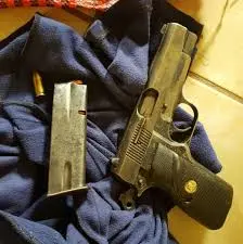 Supuesta “alumna” haitiana exhibe pistola en escuela de Santiago