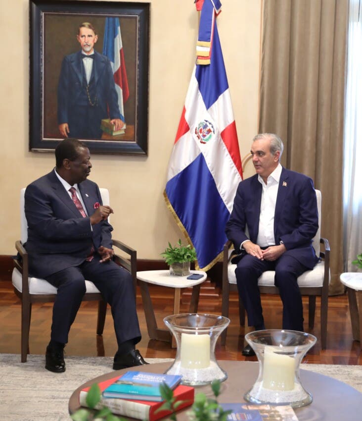 Abinader recibe a Musalia Mudavadi, canciller keniano