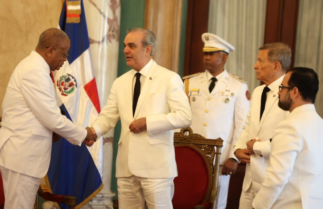 Abinader recibe cartas credenciales del nuevo embajador de Haití Emmanuel Fritz Longchamp