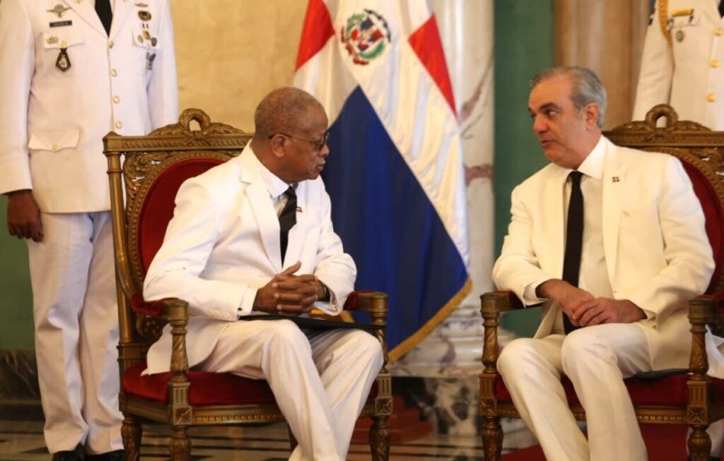 El presidente Luis Abinader y el embajador de Haití, Emmanuel Fritz Longchamp, conversan durante la presentación de las cartas credenciales del nuevo diplomático en el Palacio Nacional.