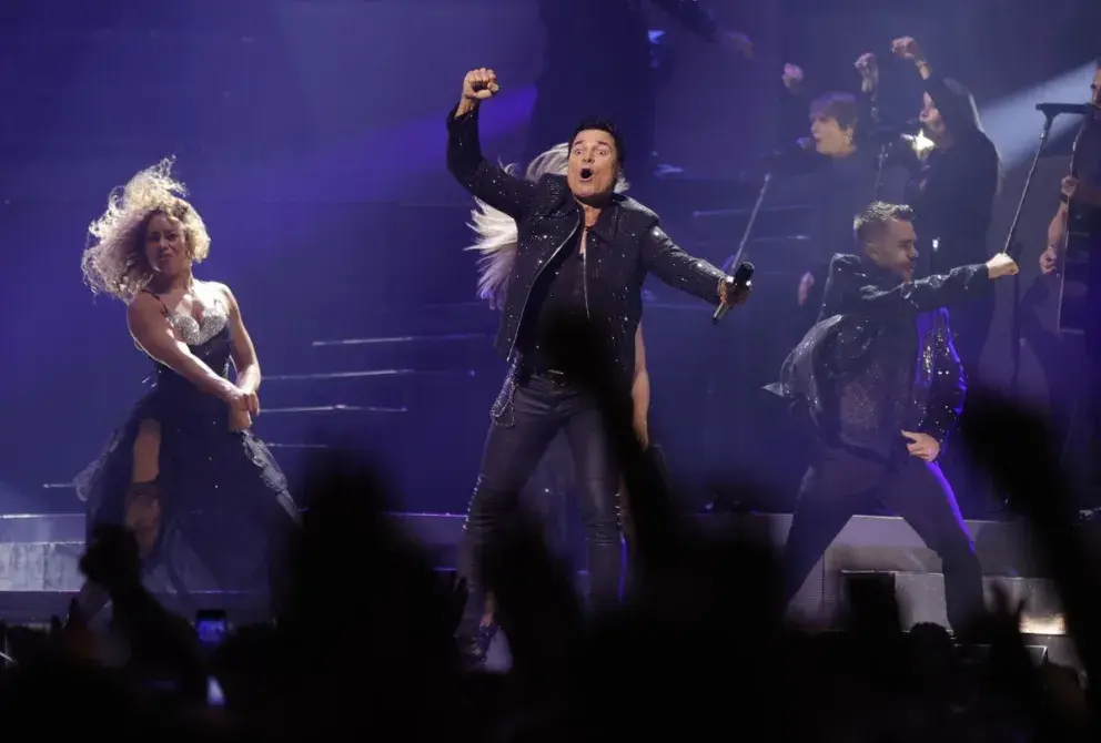 Durante "Baila baila", Chayanne animó al público a seguir sus movimientos, que incluyeron una ola humana que recorrió todo el recinto.