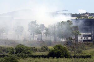 Incendio obliga a confinar a 150 mil en Barcelona