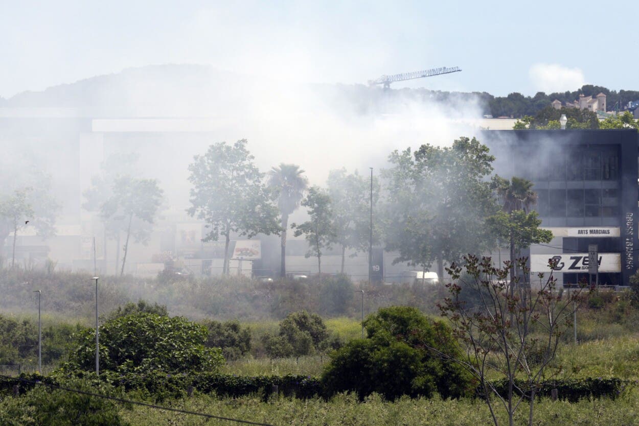Incendio obliga a confinar a 150 mil en Barcelona