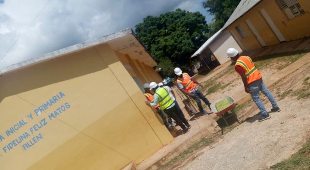El MINERD envía brigada de emergencia a la escuela Fidelina Medina en La Guázara tras un incidente con el techo