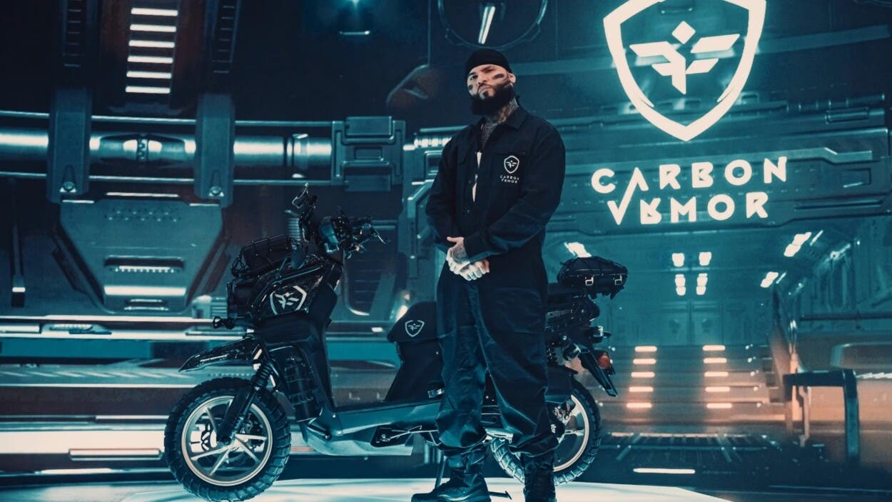 Farruko presenta su propia línea de motocicletas