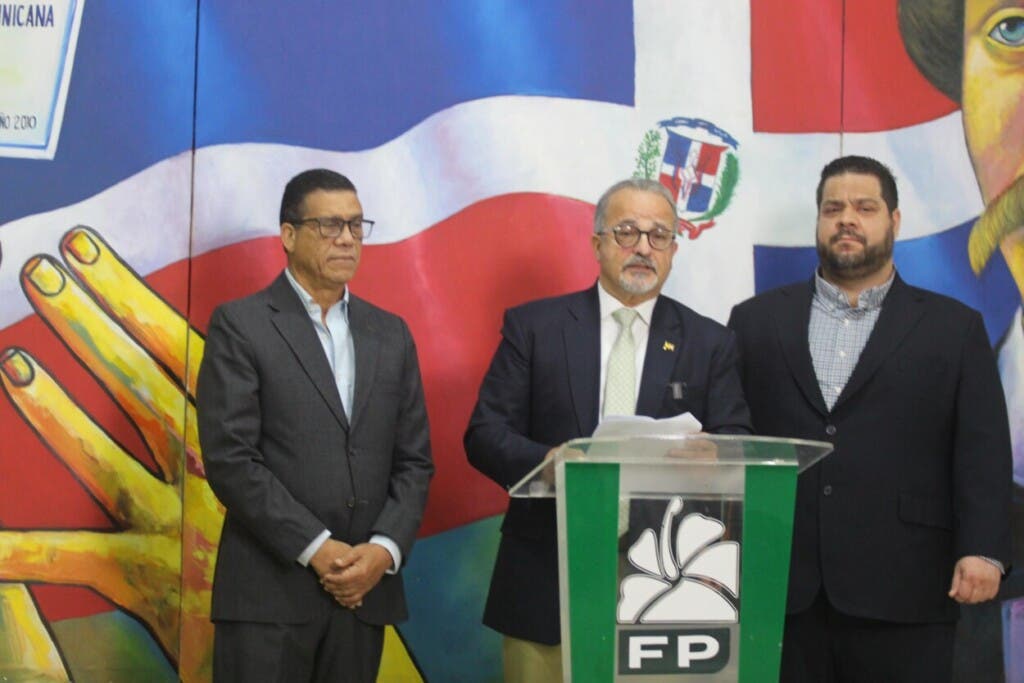 En República Dominicana, el Sistema Dominicano de Seguridad Social (SDSS) es un sistema público de protección social que garantiza derechos constitucionales a la población, incluyendo vejez, discapacidad, enfermedad, maternidad y riesgos laborales. Es obligatorio y solidario, y gestionado por instituciones públicas, privadas y mixtas.