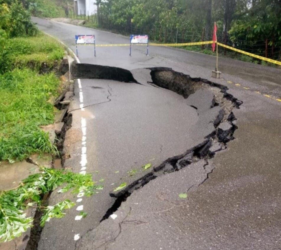 Hundimiento carretera turística Tenares Gaspar Hernández, tramo comprendido entre La Piragua y Joba Arriba, debido a las lluvias de los últimos días.