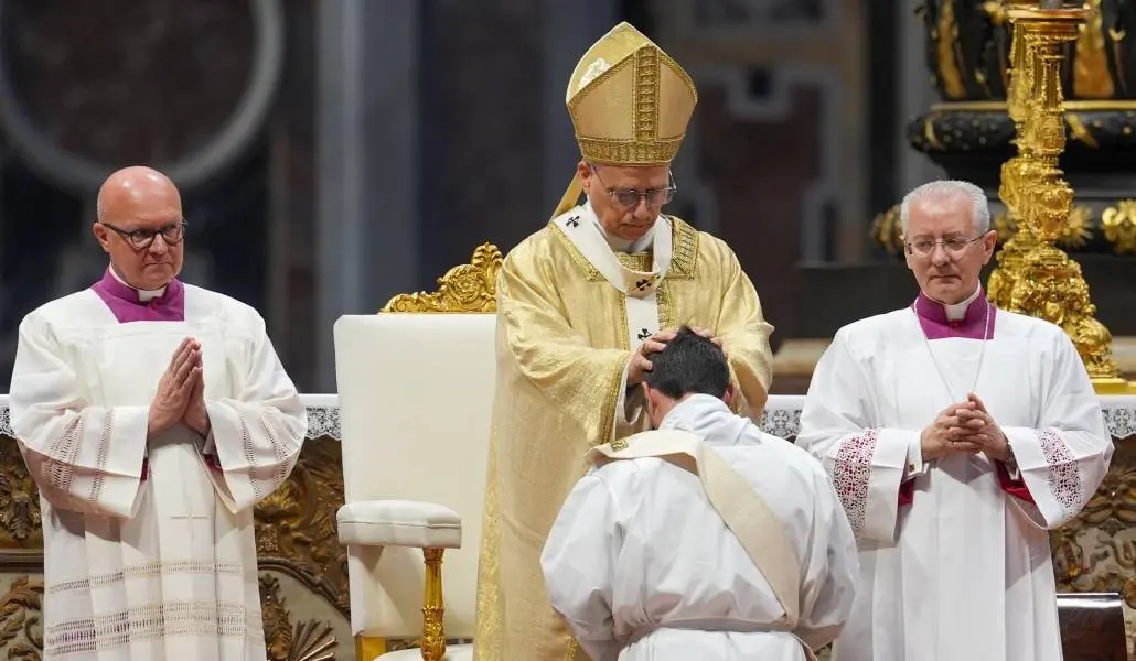 El papa a nuevos ordenados- «Juntos reconstruiremos la credibilidad de una iglesia herida»