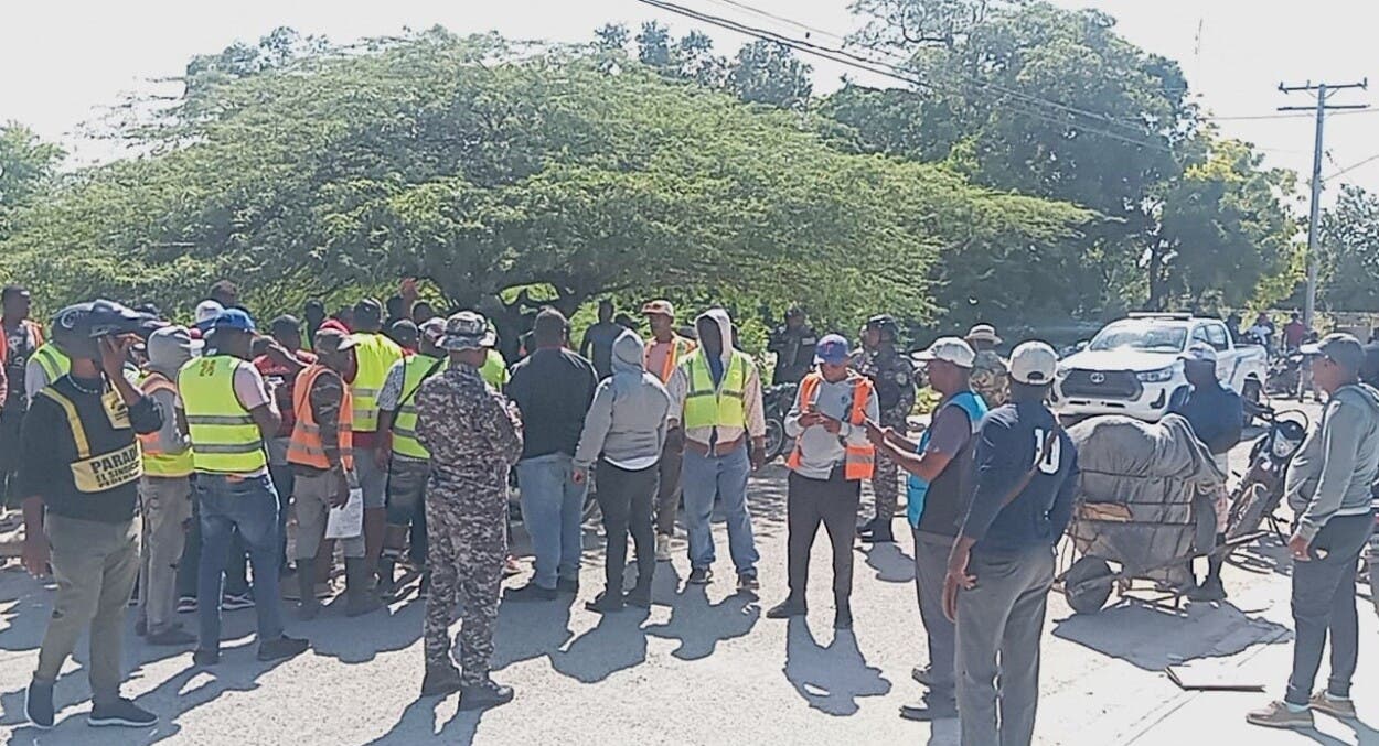 Motoconchistas paralizan intercambio comercial en Pedernales en protesta contra director fronterizo