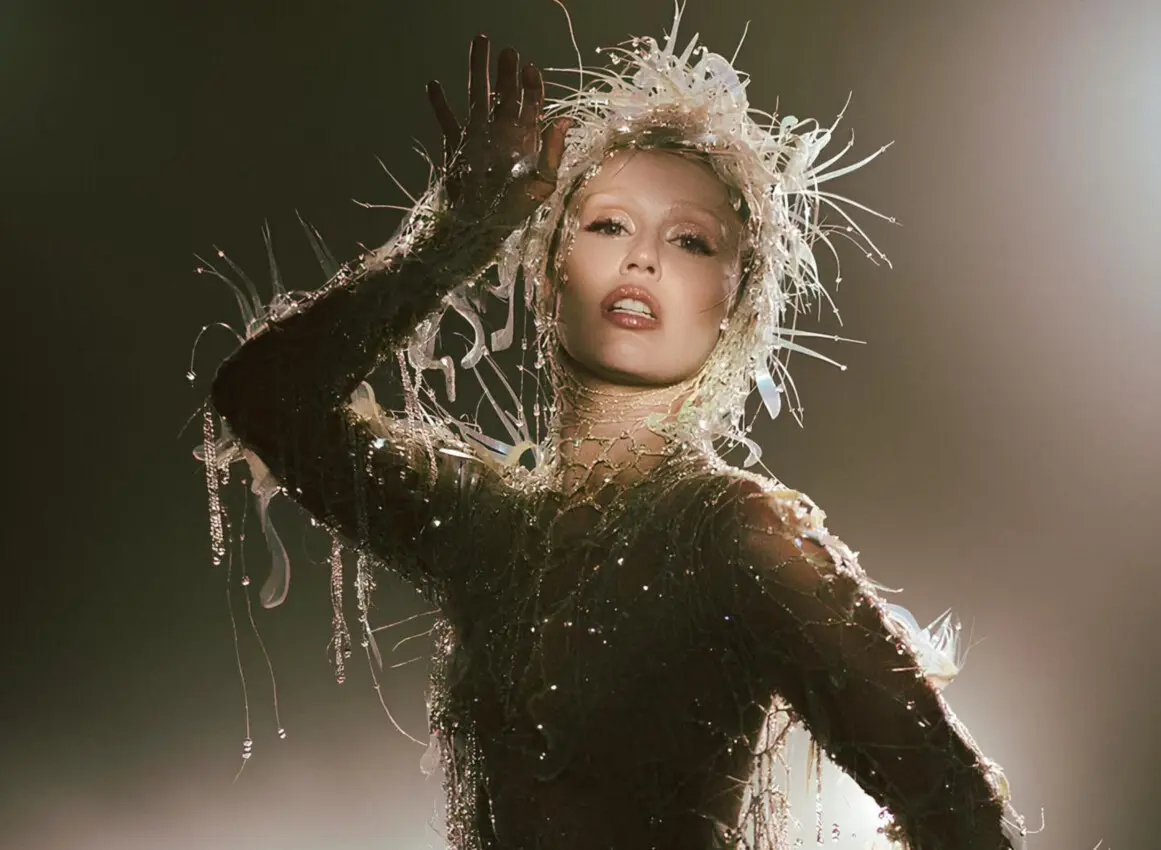 Miley Cyrus experimenta musical y estéticamente en su nuevo álbum, ‘Something Beautiful’
