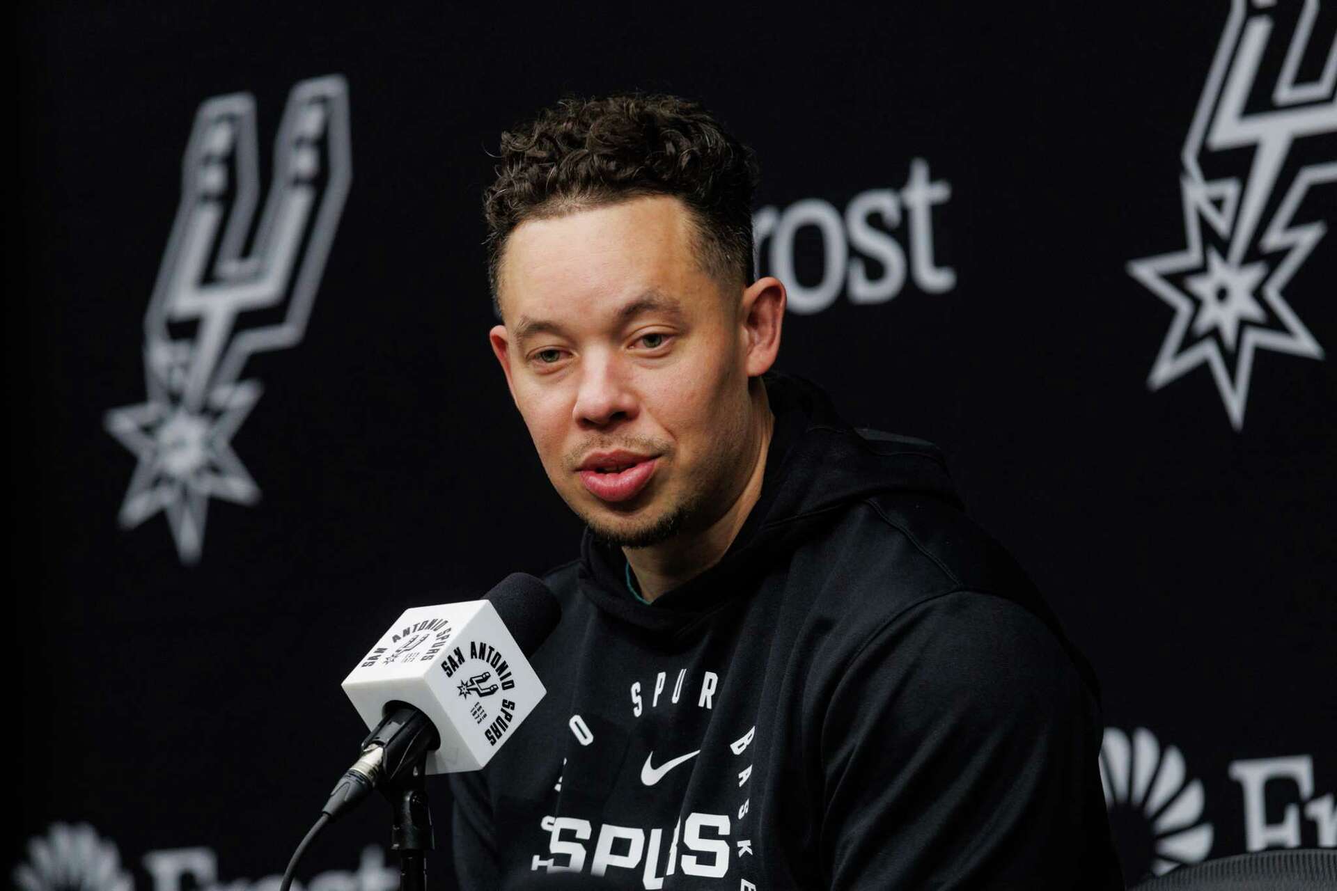 Spurs nombran a Mitch Johnson como nuevo entrenador tras renuncia de Popovich