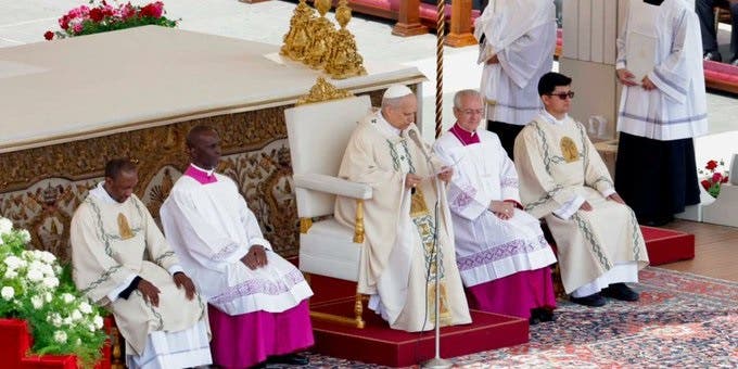 León XIV emprende su pontificado con un llamamiento a la paz en el mundo y a la unidad