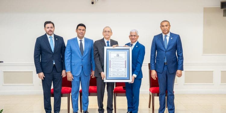Senado reconoce ética y honestidad de Subero al servicio de RD            