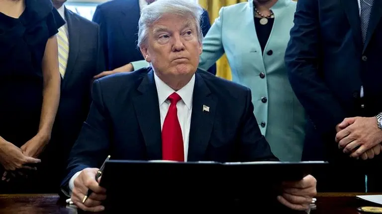 Tribunal federal de EE. UU. frena política arancelaria de Trump por exceder sus poderes
