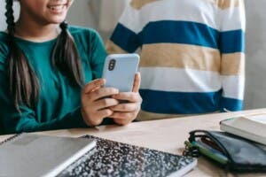 Menores y redes sociales, un control cada vez más severo en el mundo