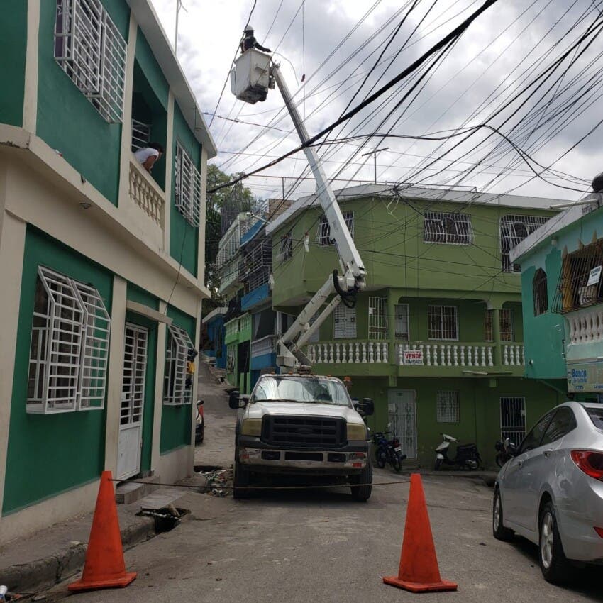 Edeeste impulsa rehabilitación de redes eléctricas en Los Tres Brazos con nueva infraestructura
