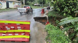 Socavones y deterioro en la vía Cotuí–Zambrana: habitantes exigen reparación urgente