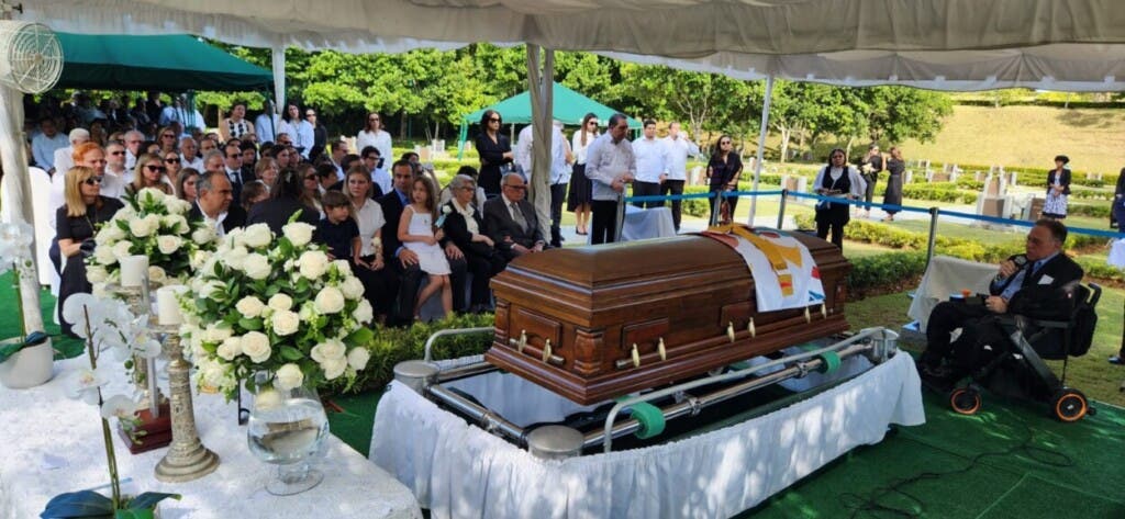 Doña Mery falleció el 8 de mayo de 2025. Su ausencia deja un vacío profundo, pero su ejemplo seguirá siendo semilla viva en cada acto de amor al prójimo.