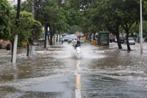 COE aumenta a 21 las provincias en alerta por aguaceros; Indomet prevé más lluvias
